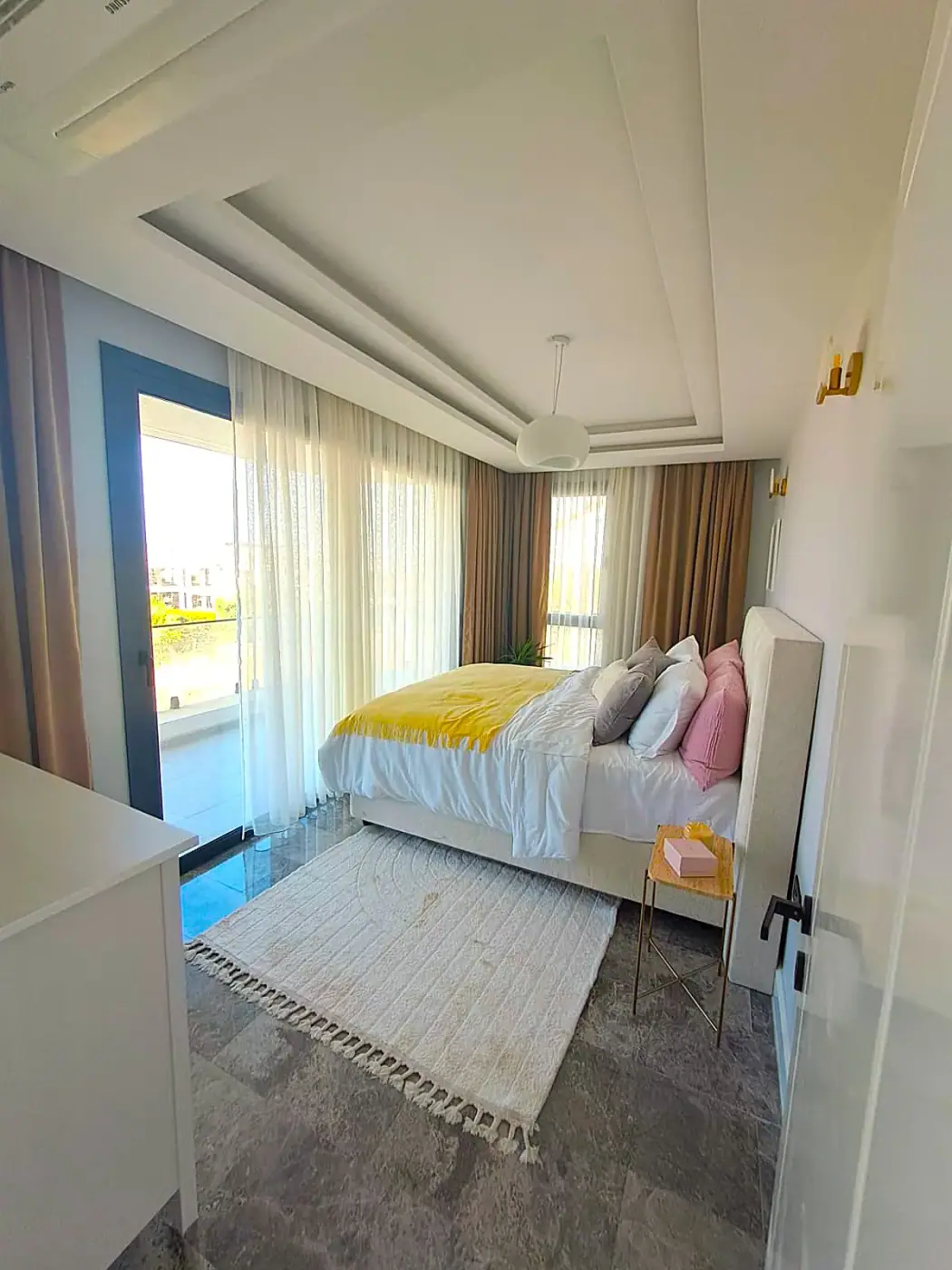 Home 1 · photo